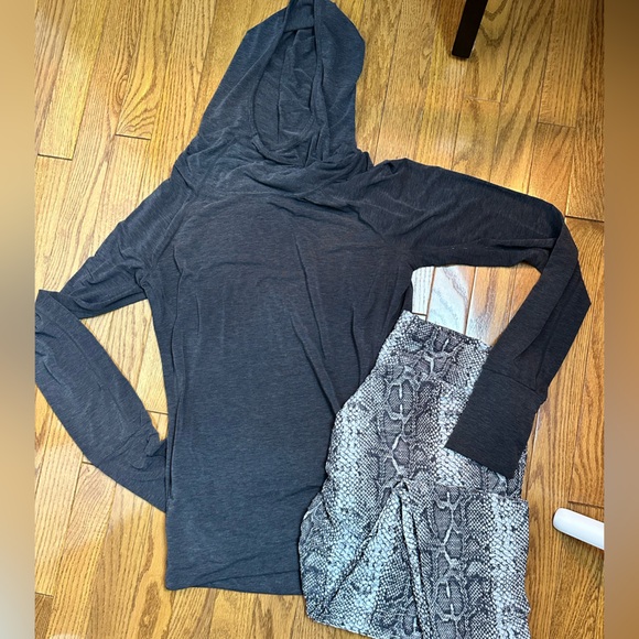 Gap Fit Lightweight Hoodie with Pockets and Thumb Hole Sleeves Size Med / Large - Picture 6 of 8